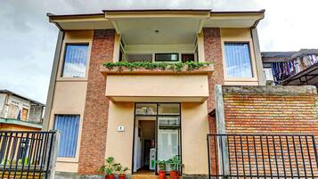 Vista frontal de la propiedad