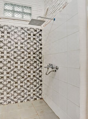 Deluxe Double Room | Bathroom | Shower, bidet, towels - Hotel O Ara Guest House (Batu)