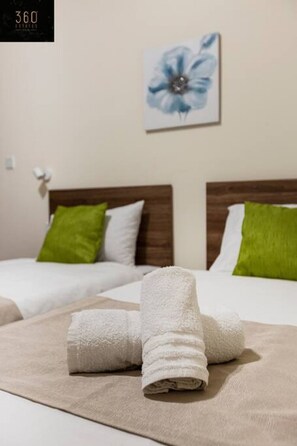 2 chambres, bureau, fer et planche à repasser, lit parapluie