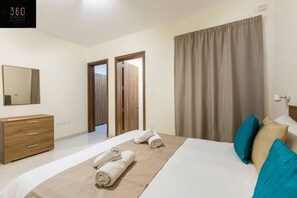 2 makuuhuonetta, työpöytä, silitysrauta/-lauta, vauvan matkasänky
