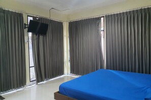 Kamar Double Standar | Meja kerja, Wi-Fi gratis, dan seprai linen