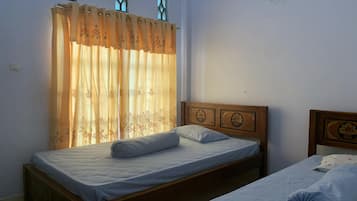 Habitación estándar con 2 camas individuales | Escritorio, wifi gratis, ropa de cama
