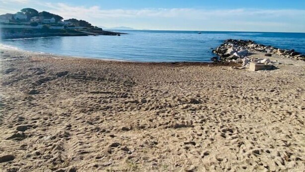 A beach with a rocky shoreline and a clear blue sky. - Superbe Maison 1min Plage (Sausset-les-Pins)