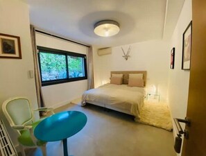 2 bedrooms, travel crib, WiFi