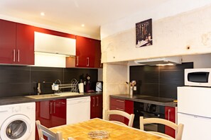 ثلاجة، ميكروويف، فرن، موقد طهي مسطح