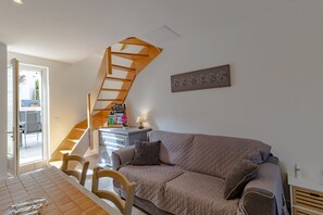 TV - Holiday Home 'La Boutique Germain 4 to 6 Persons' with Private Terrace (Lacave)