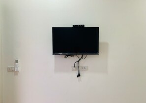 32-inch Smart TV with cable channels, TV