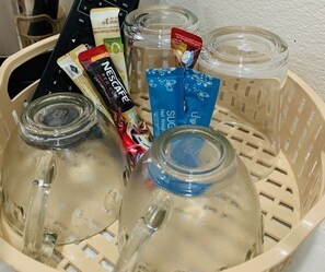 تلفزيون ذكي بحجم 32-بوصة يعرض قنوات تلفزيونية باشتراك مدفوع، تلفزيون