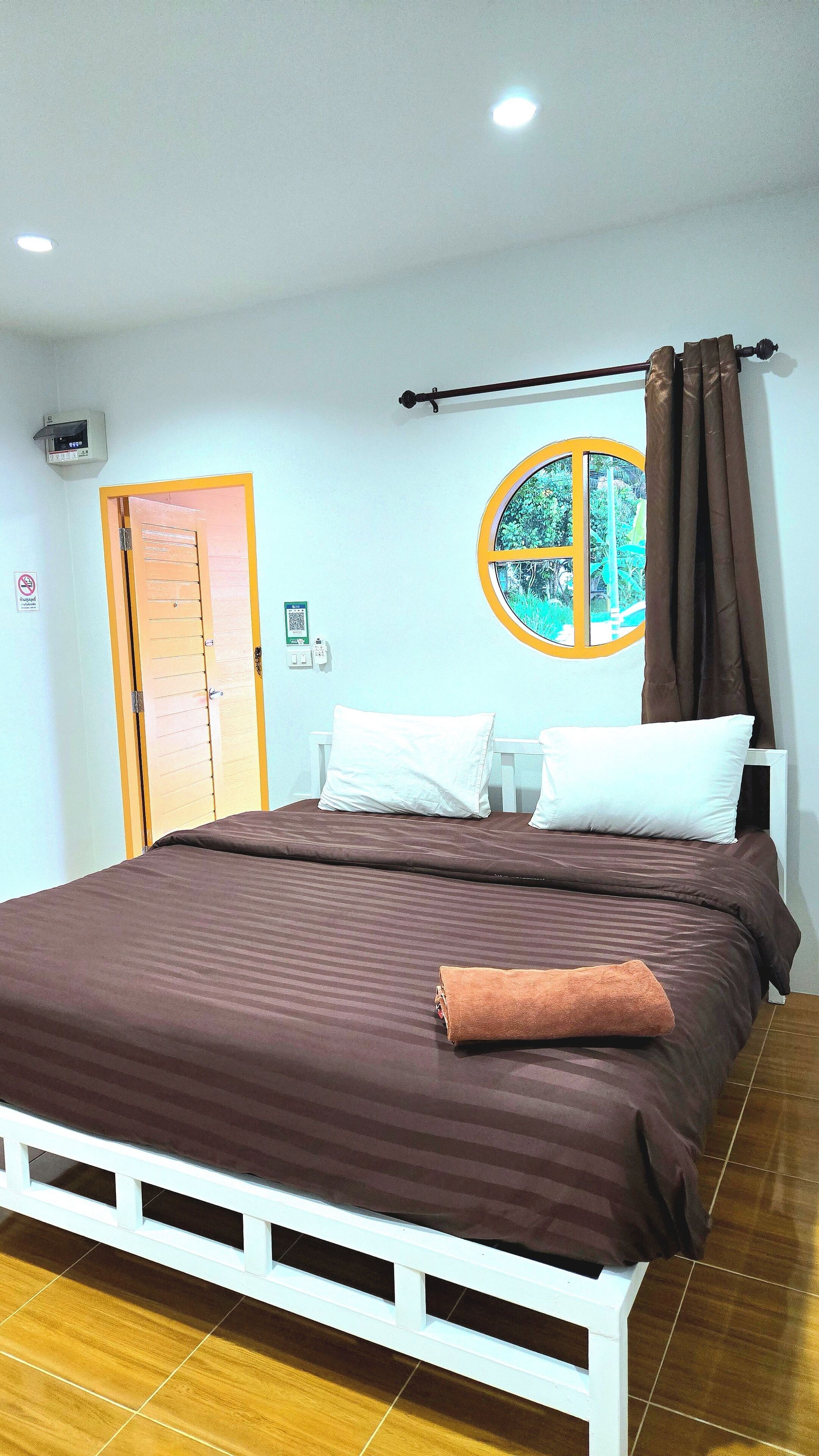 Basic Room, 1 King Bed