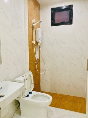 Basic Room, 1 King Bed | Bathroom