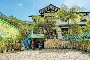 ด้านหน้าที่พัก