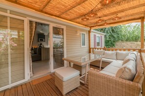 Outdoor dining - Mobile Home "Les Pieds Dans L'Eau" with Private Terrace, Private Garden & A/C (Canet-en-Roussillon)