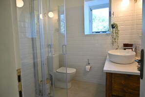 Ferienhaus, 2 Schlafzimmer, Gartenblick | Badezimmer | Dusche, Haartrockner, Handtücher
