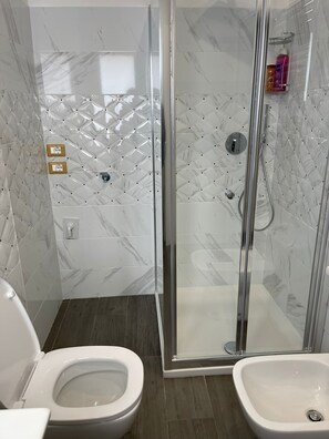 Shower, hair dryer, towels - Apartment "La Divina Holiday" with A/C and Wi-Fi (Ravenna)
