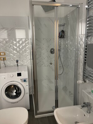 Een douche, een haardroger, handdoeken