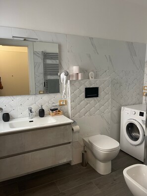 Een douche, een haardroger, handdoeken