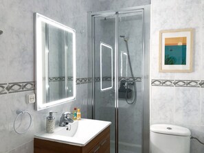 Regadera, secadora de cabello, bidet, toallas 