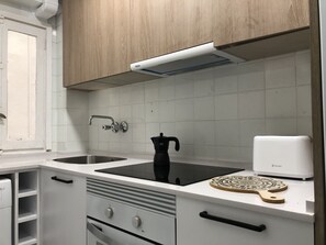 Een koelkast, een microgolfoven, een oven, een kookplaat