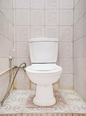 Shower, towels, toilet paper - OYO 90289 Lestari Syariah Homestay (Cirebon)