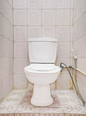 Habitación doble estándar | Baño | Regadera, toallas, papel de baño 