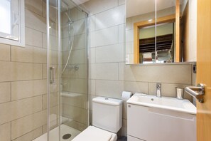Shower, hair dryer, towels - Holiday Apartment 'Loft De Un Arquitecto' with Balcony, Wi-Fi & Air Conditioning (Málaga)