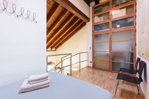 1 bedroom, iron/ironing board, free WiFi, bed sheets - Holiday Apartment 'Loft De Un Arquitecto' with Balcony, Wi-Fi & Air Conditioning (Málaga)