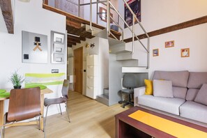 TV - Holiday Apartment 'Loft De Un Arquitecto' with Balcony, Wi-Fi & Air Conditioning (Málaga)