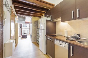 Fridge, microwave, stovetop, dishwasher - Holiday Apartment 'Loft De Un Arquitecto' with Balcony, Wi-Fi & Air Conditioning (Málaga)