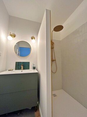 Chuveiro, secador de cabelo, toalhas de banho 