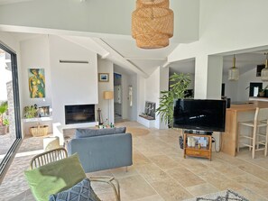 Télévision, cheminée, table de tennis de table