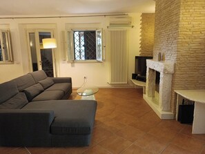 TV, fireplace