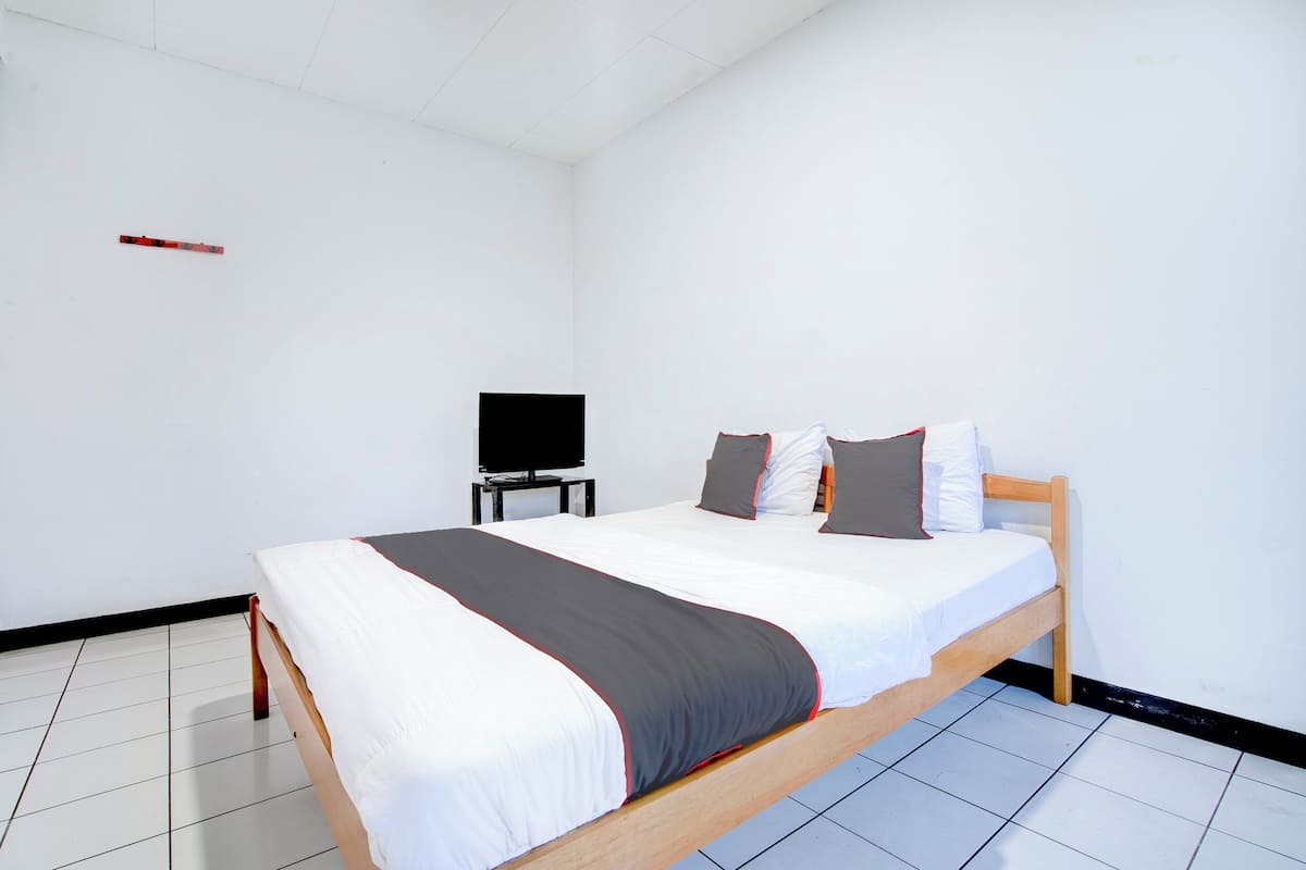 Deluxe Double Room | Laptop workspace, free WiFi, bed sheets