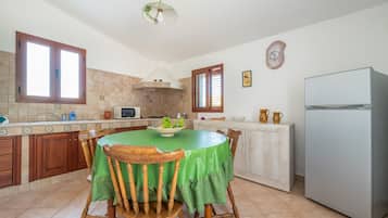 Frigorifero, microonde, piano cottura, macchina per tè/caffè