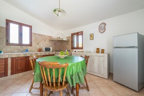 Køleskab, mikrobølgeovn, kogeplade, kaffe-/temaskine