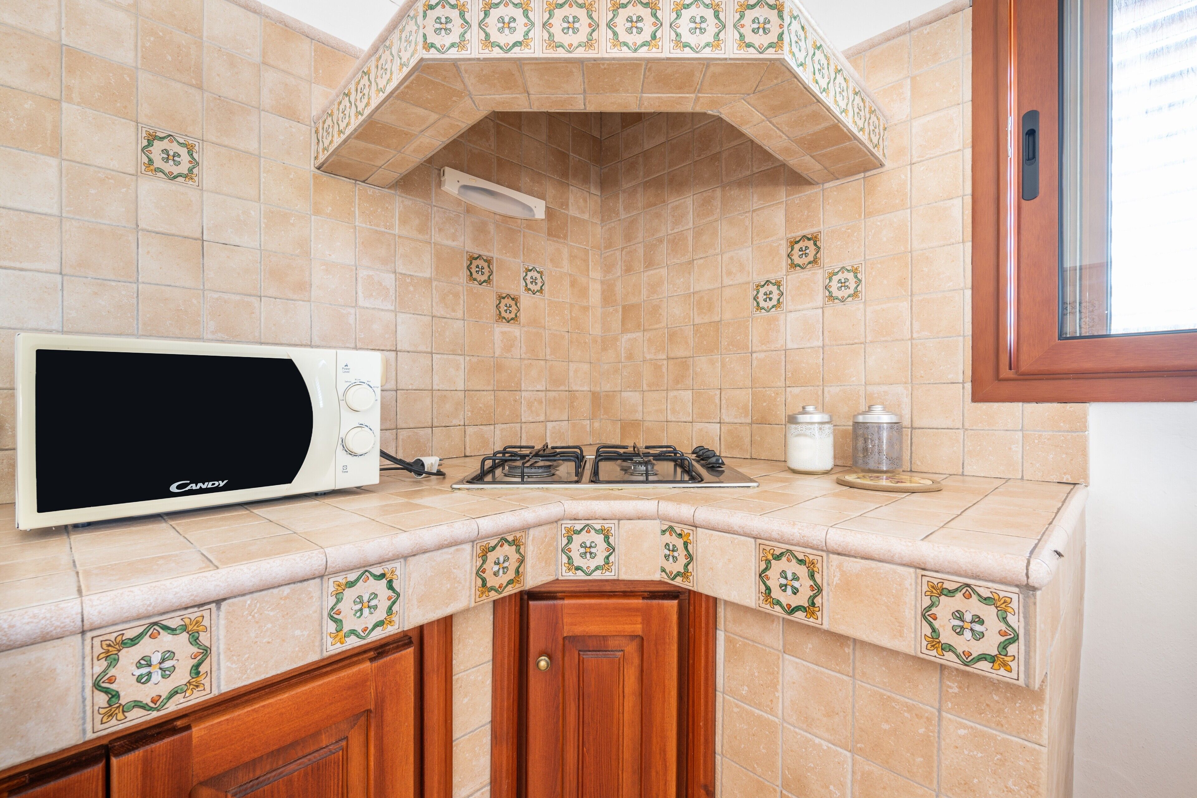 Réfrigérateur, micro-ondes, plaque de cuisson, cafetière/bouilloire