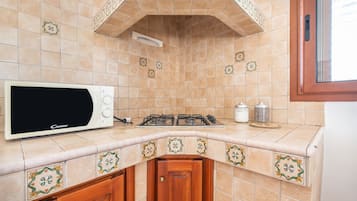 Réfrigérateur, micro-ondes, plaque de cuisson, cafetiÚre/bouilloire