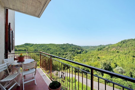 Ristorazione all'aperto. Appartamento 'Casa Vera' con vista sulle montagne, terrazza privata e Wi-Fi