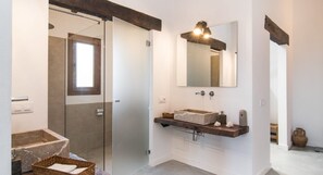 Shower, hair dryer, towels - Holiday Home 'Sa Carbona' with Private Pool, Wi-Fi, and Air Conditioning (Artá)