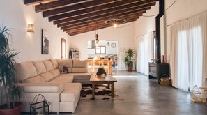 TV, fireplace - Holiday Home 'Sa Carbona' with Private Pool, Wi-Fi, and Air Conditioning (Artá)