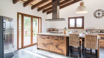 Een koelkast, een magnetron, een oven, een kookplaat