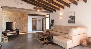 TV, fireplace - Holiday Home 'Sa Carbona' with Private Pool, Wi-Fi, and Air Conditioning (Artá)