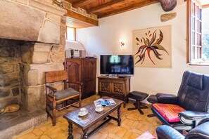 TV, fireplace, stereo - Cottage "Manoir 16ème Siècle Proche Paimpol" with Private Terrace, Private Garden & Wi-Fi (Pommerit-le-Vicomte)