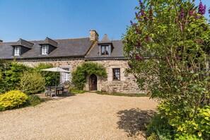 Exterior - Cottage "Manoir 16ème Siècle Proche Paimpol" with Private Terrace, Private Garden & Wi-Fi (Pommerit-le-Vicomte)