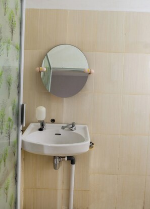 Shower - Hotel O Mandiri Guest House Syariah (Demak)