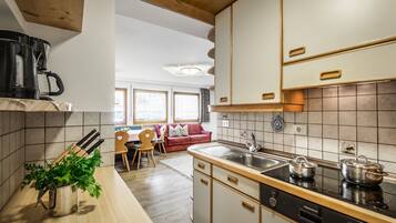 Familienapartment | Eigene Küche | Wasserkocher mit Kaffee-/Teezubehör, Kühlschrank, Mikrowelle, Herdplatte