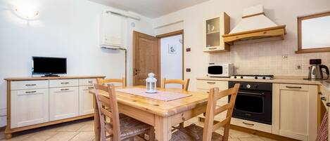 Een koelkast, een magnetron, een kookplaat, een waterkoker