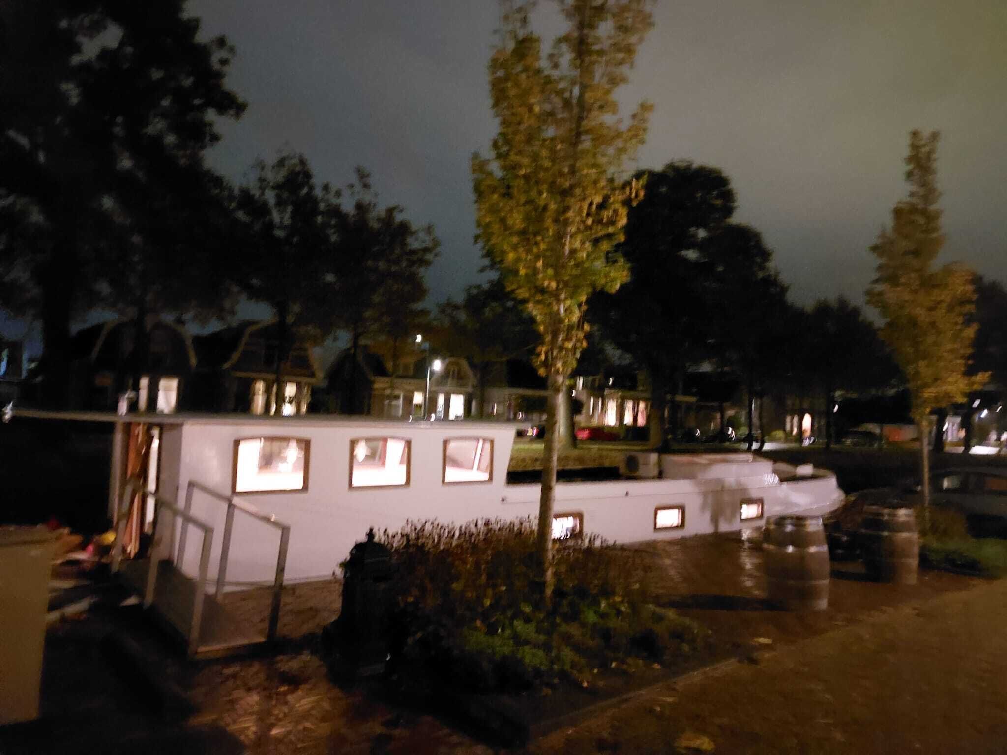 Een gebouw met veel ramen en een overdekt terras.