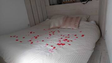 1 bedroom, bed sheets