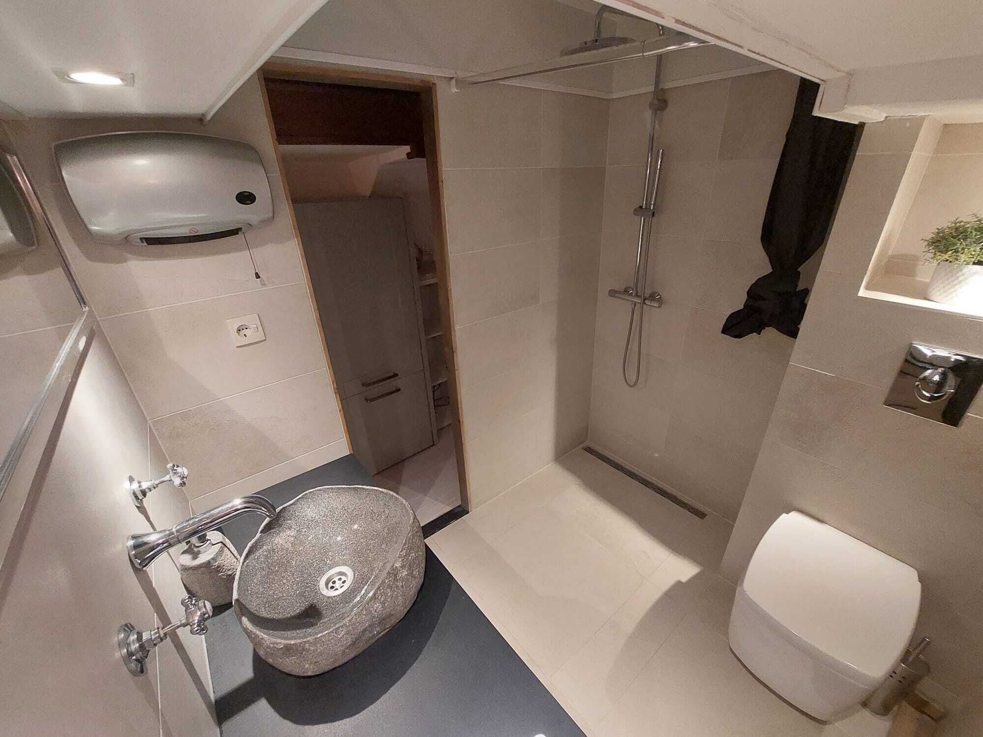 淋浴设施、毛巾、肥皂、卫生纸