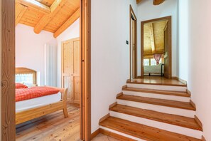 2 bedrooms, bed sheets - Holiday Apartment "Agritur Piazera Attico" with Mountain View (Ronzo Chienis)
